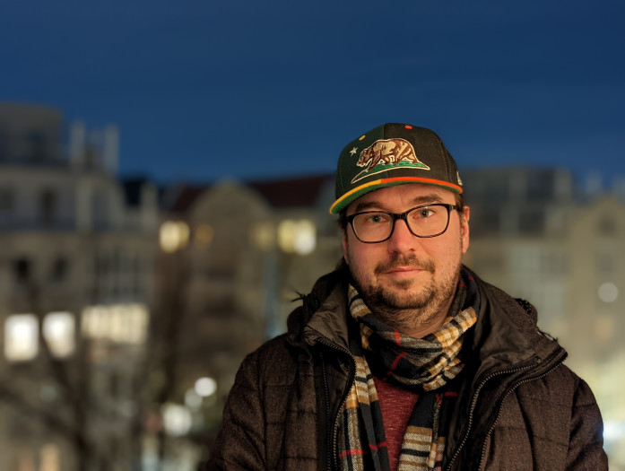 Beim Pixel 6 Pro gefällt uns der Hintergrund besser, dafür ist das Gesicht minimal weniger gut belichtet. (Bild: Tobias Költzsch/Golem.de)